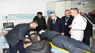 Sivas Valisi, servis kazasında yaralanan öğrencileri ziyaret etti