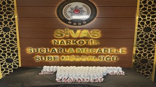 Sivasta gerçekleşen narkotik operasyonda 8 bin sentetik ecza ele geçirildi.