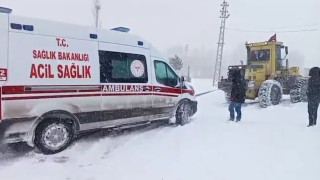 Sivasta hamile kadın rahatsızlandı, kapanan yolu açmak için ekipler seferber oldu