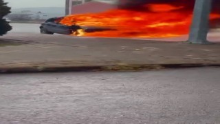 Sivasta yanan araç, alev topuna döndü