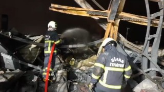 Sivastan Kırıkkaleye giden itfaiye ekipleri, fabrika yangını için söndürme çalışmalarına destek verdi