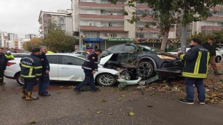 Siverekte otomobiller çarpıştı: 2 yaralı