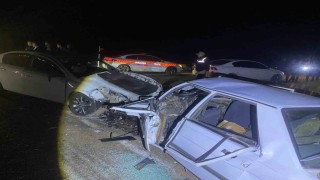 Siverekte otomobiller kafa kafaya çarpıştı: 2si ağır 7 yaralı