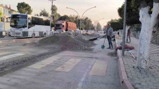 Soğuk havada ısınmak için kürekle halay çeken işçiler ilgi odağı oldu