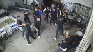 Sopa, kürek ve av tüfekli meydan savaşını andıran kavga kamerada