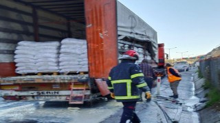 Soya Yüklü Tırda Yangın Çıktı, İtfaiye Kısa Sürede Müdahale Etti