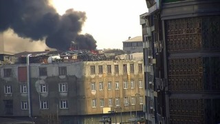 Sultangazi Cebeci Mahallesinde bir binanın çatısında yangın çıktı. Can pazarının yaşandığı yangına itfaiye ekipleri müdahale ederken, bölgeye çok sayıda ekip sevk edildi.