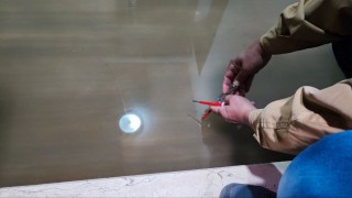 Sürekli su basan bodrum kata kontrol kalemiyle suyu test ederek giriyorlar