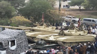 Suriyede Esadın devrilmesinin yıl dönümünde yeni ordudan askeri geçit töreni