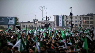 Suriyeliler Esad rejiminin devrilmesinin 1inci yıl dönümünü Emevi Meydanında kutladı