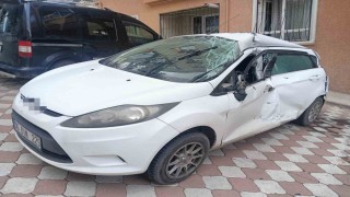 Sürücüsünün kontrolünü kaybettiği tır park halindeki 4 otomobile çarptı