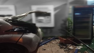 Takla atan araç banka şubesine çarparak durabildi: 2 yaralı