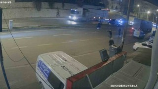 Takla atıp direğe çarpan otomobilin kaza anı kamerada: 3 yaralı