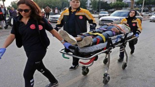 Taksi ile çarpışan motosikletli gençler metrelerce sürüklendi