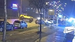 Taksi park halindeki otomobile çarpıp yan yattı