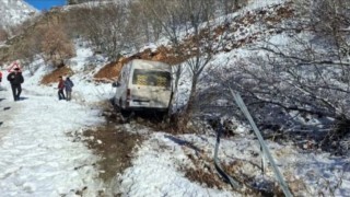 Taraftarları taşıyan minibüs şarampole kaydı