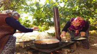 Tarhana kokusu sokağı doldurdu