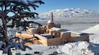 Tarihi İshak Paşa Sarayında kış güzelliği büyülüyor
