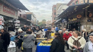 Tarihi Kemeraltı Çarşısında yılbaşı yoğunluğu