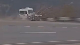 Tarım işçilerini taşıyan minibüsün şarampole uçtuğu kaza kamerada