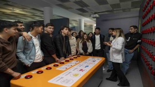 Tarsus Üniversitesi öğrencileri Mercan Bilim Merkezinde bilimle buluştu