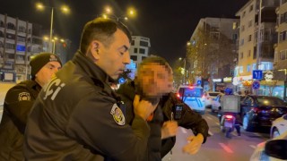 Tartıştığı gencin başında içki şişesini kırdı