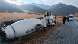 Tatvan-Hizan yolunda beton mikseri şarampole devrildi: 1 yaralı