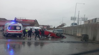 Tatvanda otomobil köprülü kavşaktan uçtu: 2 yaralı