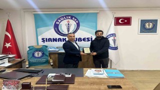 Tayini çıkan Sağlık-Sen temsilcisi plaketle uğurlandı