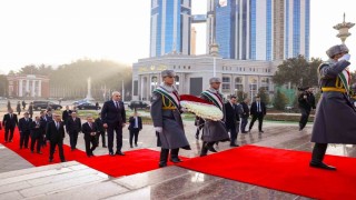 TBMM Başkanı Kurtulmuş, İsmail Somoni Anıtına çelenk bıraktı