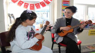 Tek öğretmen, dört öğrenci: Köy okuluna yürek ısıtan dokunuş