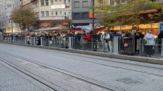 Teknik arıza sebebiyle tramvay seferleri aksadı, duraklarda yoğunluk oluştu