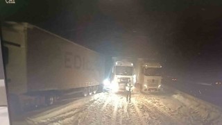 TEM Otoyolunun Bolu geçişi Ankara istikametinde 3 tırın yolu kapatması sonucu ulaşım durdu