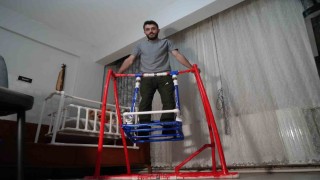Tesisatçı baba adayından, doğacak bebeğine su borusundan beşik ve salıncak