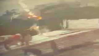Tırdan yük indiren şahsa yıldırım isabet ettiği anlar kamerada