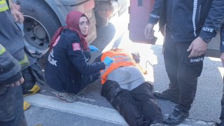 Tırın altında kalan karayolları işçisi hayatını kaybetti
