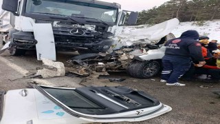 Tokatta kamyonet ile tır çarpıştı: 1 ölü, 2 yaralı