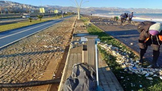 Trabzonda fırtınada dalgaların sahile getirdiği atıklar temizleniyor