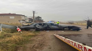 Trafik levhasına çarpıp hurdaya dönen araçta 3 kişi yaralandı