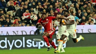 Trendyol Süper Lig: Antalyaspor: 0 - Galatasaray: 2 (İlk yarı)