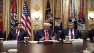 Trump: Kim olursa ülkemize uyuşturucu satan herkes saldırıya uğrayabilir