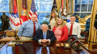 Trump, Washingtondaki silahlı saldırıdan ağır yaralı olarak kurtulan Ulusal Muhafız askerinin ailesini Beyaz Sarayda ağırladı