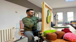 Tüm birikimi ile açtığı halı dokuma atölyesinde hayallerini kumaşa döküyor