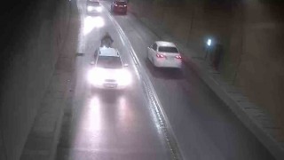 Tünelde bir anda duran otomobile motosiklet çarptı: Kaza anı kamerada