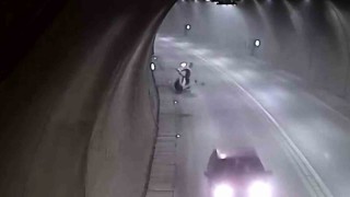 Tünelde motosikletle takla attı, bir dakika sonra yoluna devam etti