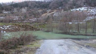 Türkelide kapanan yol gölete çıkıyor: Navigasyonla yola giren sürücü faciaya ramak kala durdu