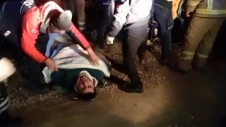 Uçuruma yuvarlanan motosikletliyi ekipler kurtardı