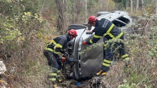 Uçurumdan yuvarlanan araçtan burnu bile kanamadan çıktı