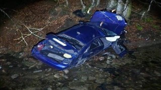 Uçurumdan yuvarlanan otomobilden 3 kişi sağ çıktı