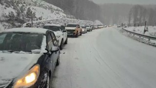 Uludağda trafik çilesi, kilometrelerce kuyruk oluştu